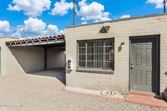 Building Photo - 302 W Flores St