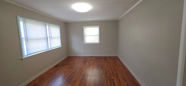 Building Photo - Nice 2 Bedroom 1 Bath bungalow! Garage! $925