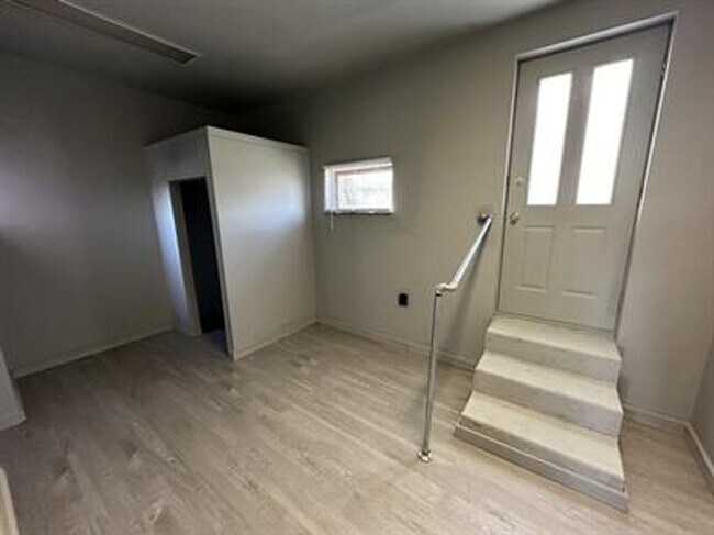 Foto del edificio - AVAILABLE FOR SHOWING NOW!!! 2BR/1BA  W/ Laundry Hook-Up!