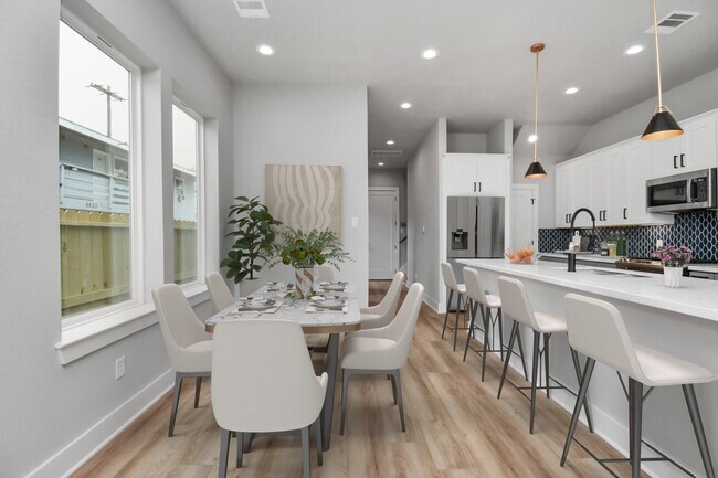 Building Photo - 6817 Peerless St