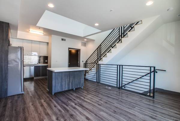 Foto del edificio - 545 N Kenmore Ave