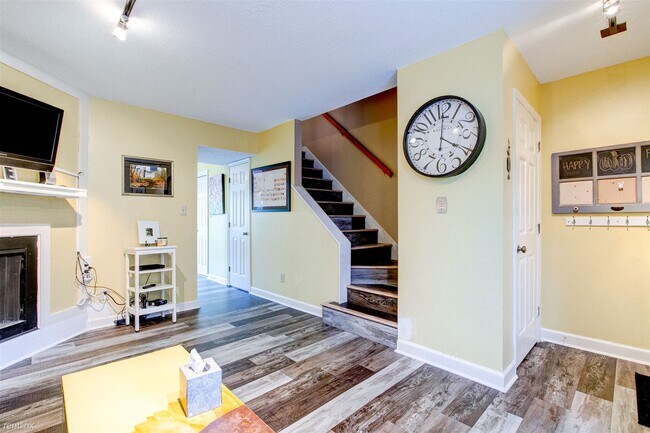 Building Photo - 2 br, 1.5 bath Condo - 622 Walker Avenue