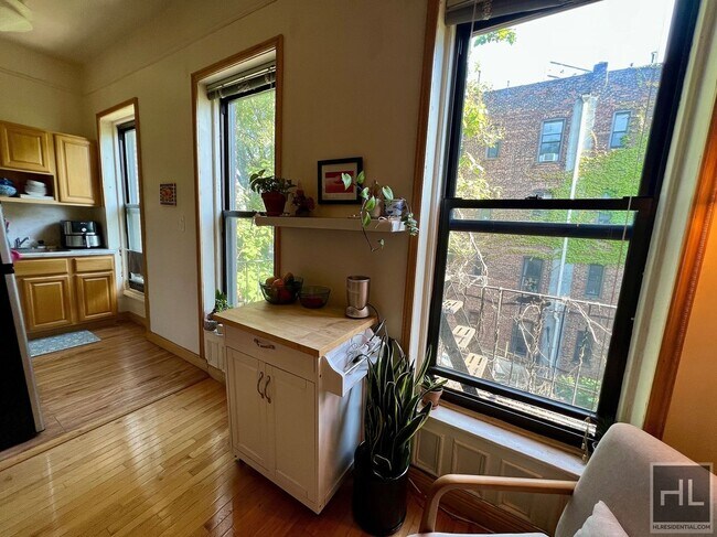 Foto del edificio - 2BR 2BA Brownstone On Clinton Hill Bedstuy Border