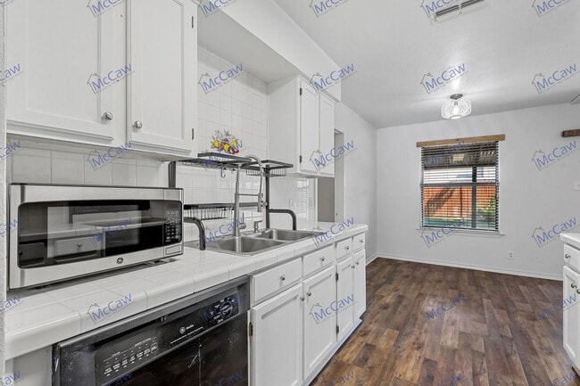 Building Photo - 1333 Mercedes St