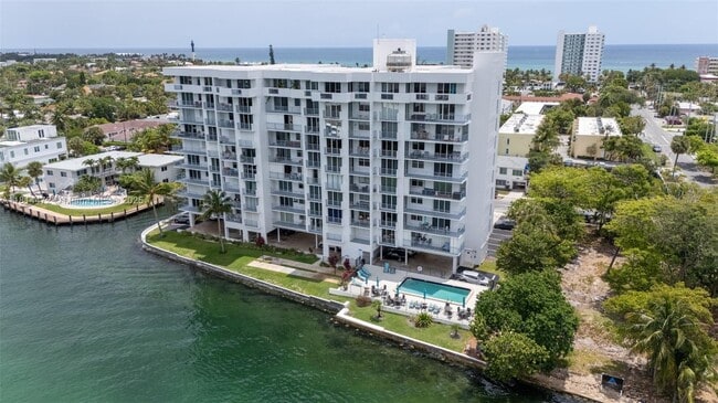 Building Photo - 1609 N Riverside Dr