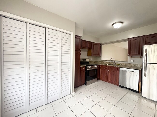 Building Photo - 3B/2.5B Townhome Unit ~ Beacon Hill Community ~ Carpet Free