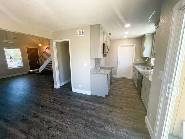 Foto del edificio - Completely Updated Roseville Townhouse ava...