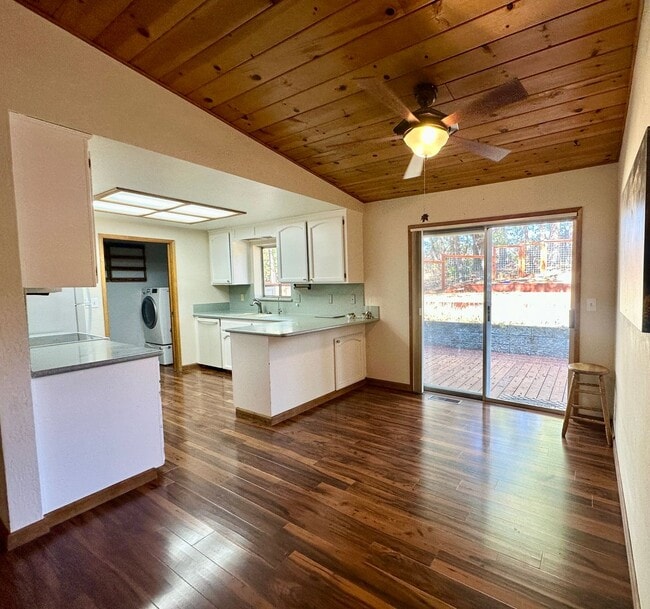 Building Photo - Gorgeous Confidence Home!!