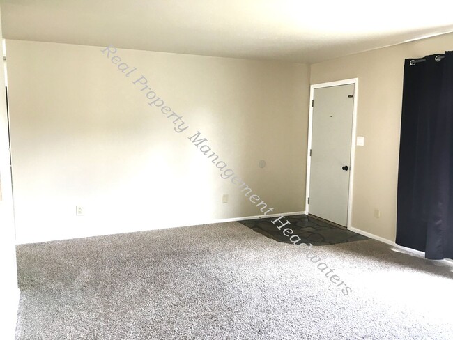 Building Photo - 4 Bedroom 1-3/4 Bath House for Rent