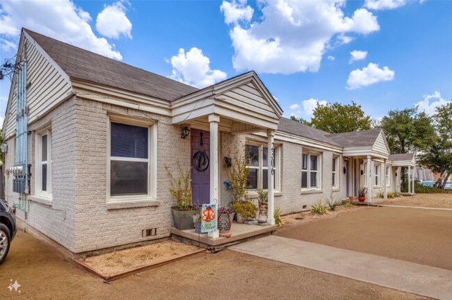 Building Photo - 2300 W Lowden St