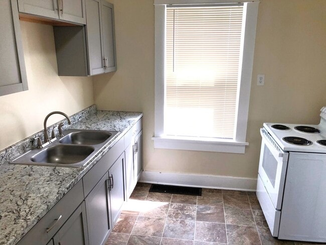 Building Photo - 2 Bed, 1 Bath - RANCH STYLE!!