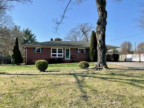Building Photo - 1804 Country Club Rd