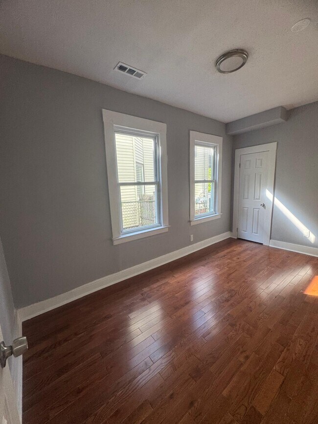 Building Photo - 1214 Whalley Ave