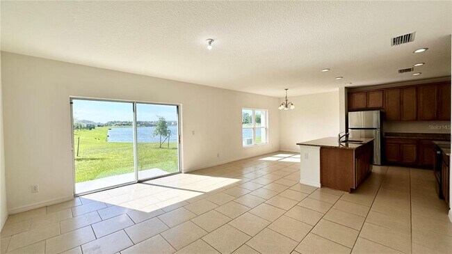 Foto del edificio - 5082 Royal Point Ave