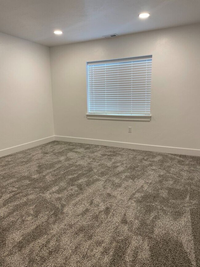 Building Photo - 1453 3860 W