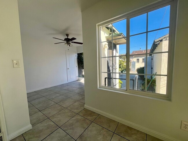 Foto del edificio - 10523 Mansel Ave