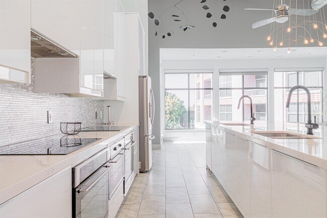 Building Photo - 1901 Post Oak Blvd