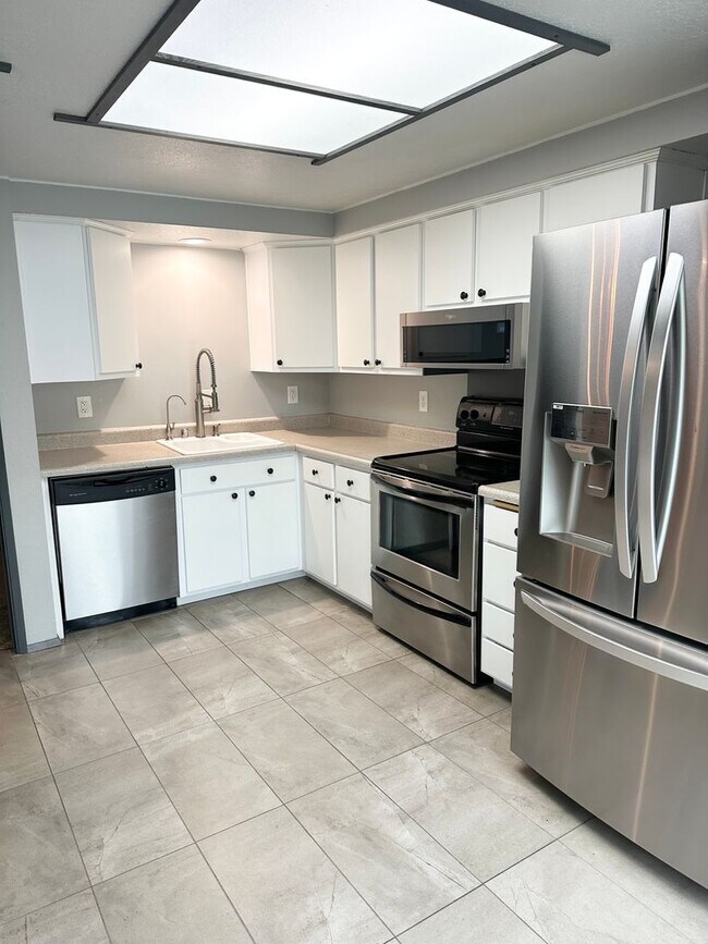 Foto del edificio - 2-bedroom, 2-bath Condo in Northgate. 2 pa...