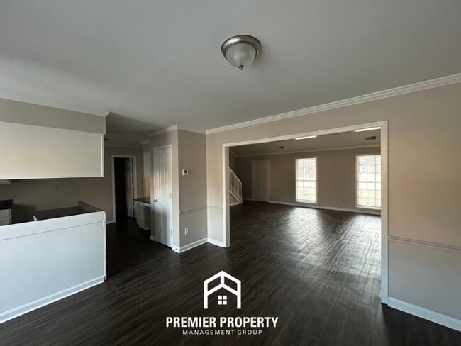 Foto del edificio - Spacious 3 Bedroom Home for Rent in Memphis | Vaulted Ceilings, Fireplace & Fenced Yard