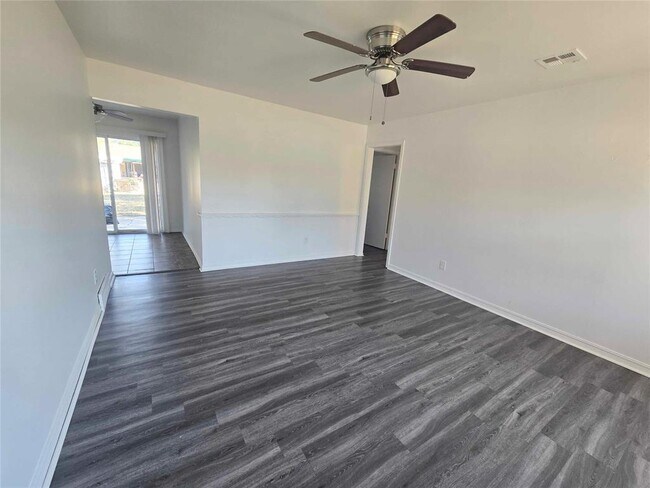Foto del edificio - 3325 Beechwood Dr