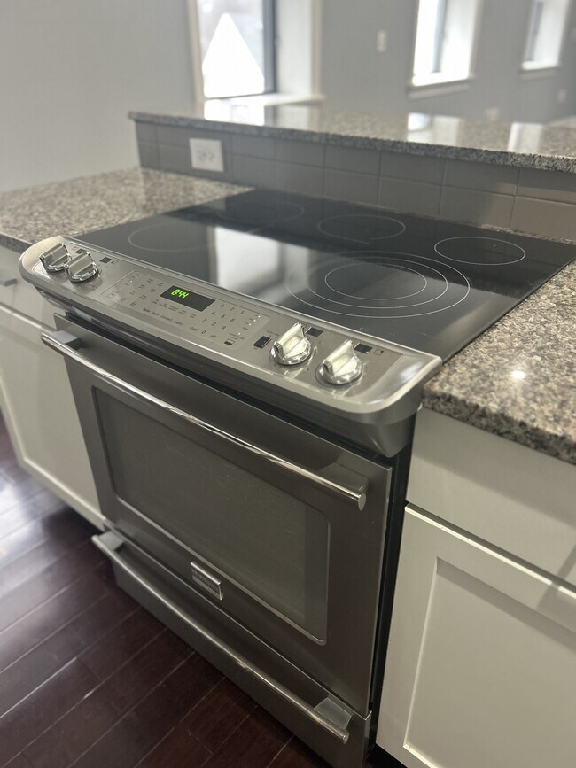 Flat top with Granite Counter - 13 Chester St