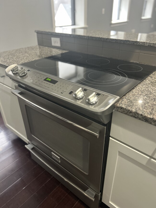Flat top with Granite Counter - 13 Chester St