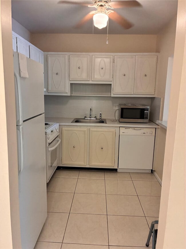 Foto del edificio - 257 S Cypress Rd