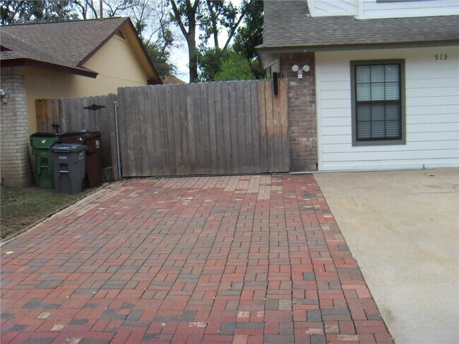 Foto del edificio - 513 Maple Run Dr