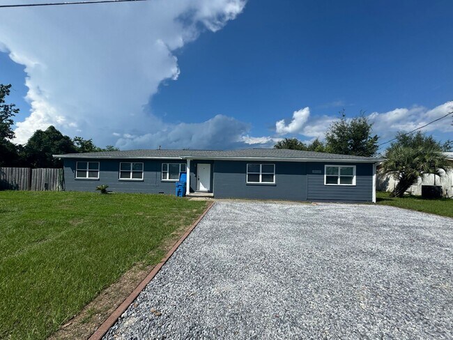 Building Photo - Charming 3-Bedroom 1-Bathroom Duplex Utilities Included!
