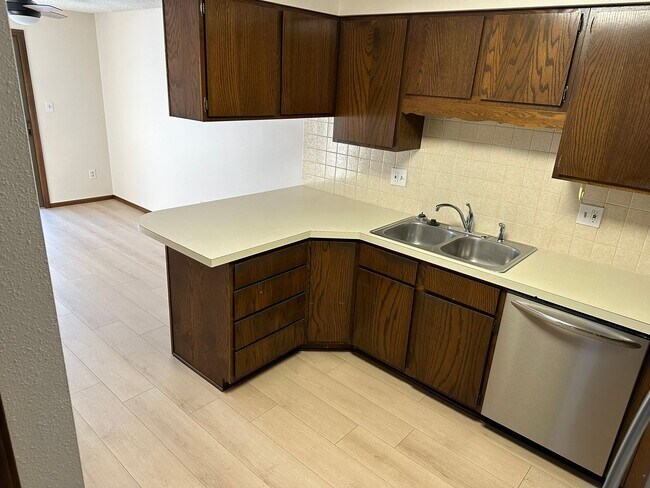 Building Photo - Spacious Cozy Duplex Ready for you to Call...
