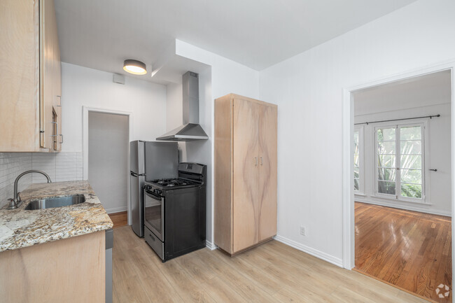 1BR, 1BA - 750SF - Kitchen - 238 N Clark Dr