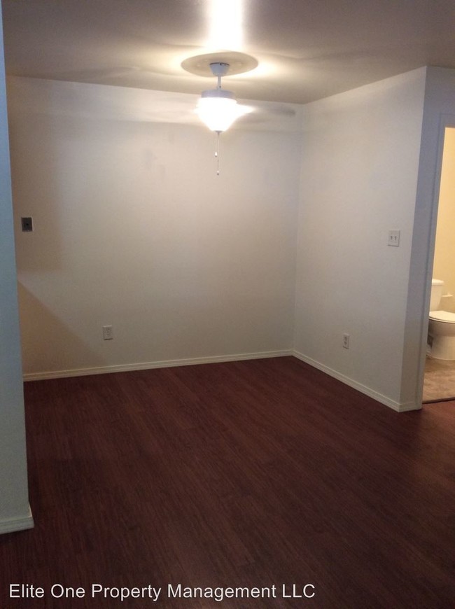 Building Photo - 2147 Meadow Ln