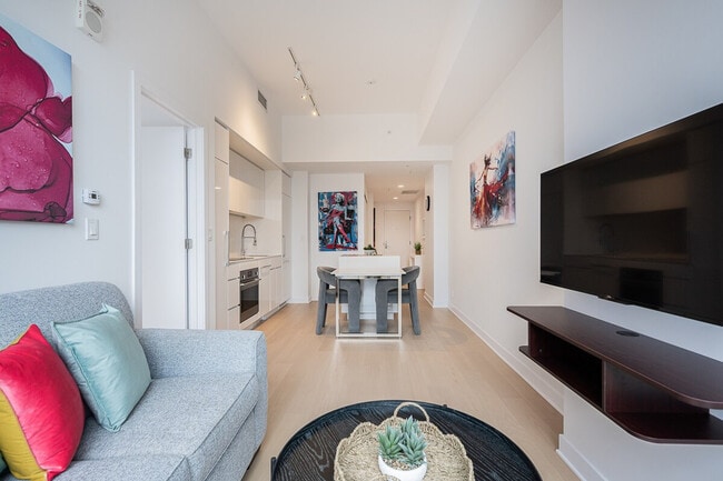 Building Photo - 815 Rue de la Montagne