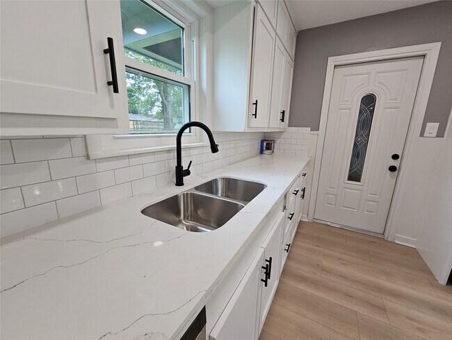 Foto del edificio - 1300 Lawrence St