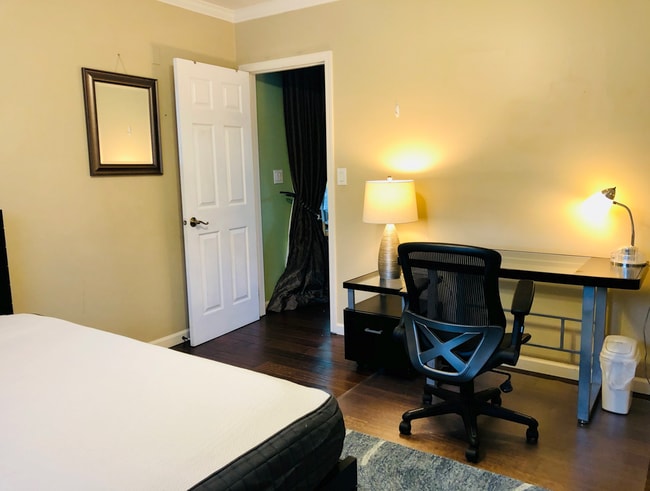 Foto del edificio - 2409 Ives Ln