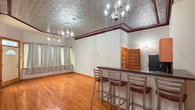 Foto del edificio - 1086 N Marshfield Ave