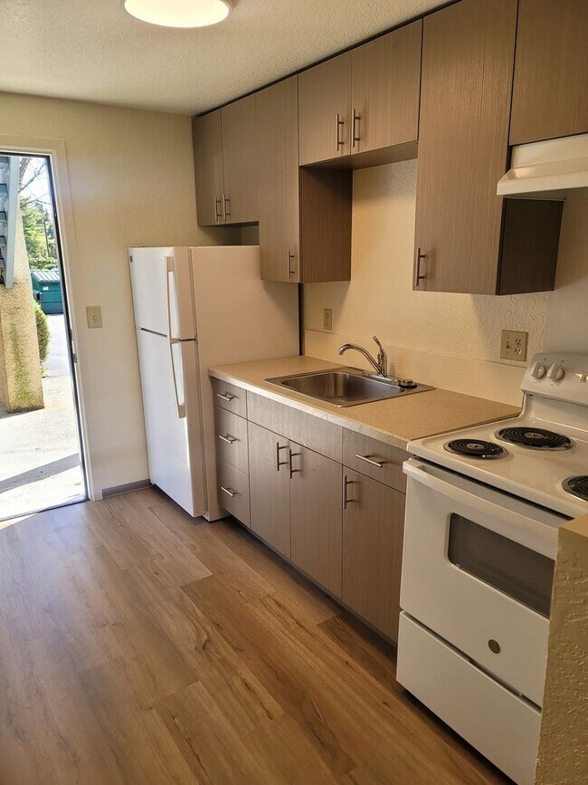 Building Photo - Tukwila area - Studio apartment in Gated c...