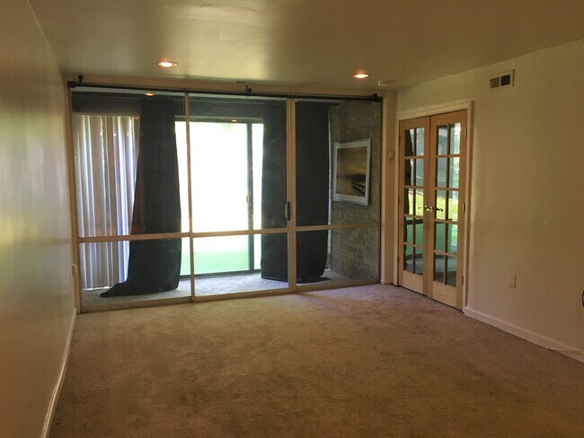 Building Photo - Gorgeous 1BR/1 BA Condo in Greenbelt!