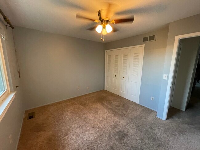Building Photo - 13920 Camelot Dr