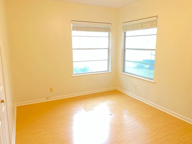 Building Photo - Charming South Austin Classic