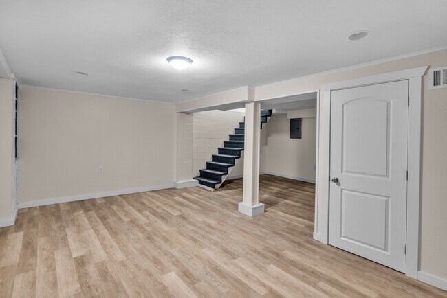 Building Photo - 8 Crestview Dr
