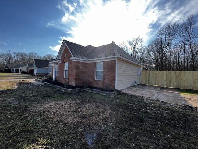 Building Photo - 5858 Chadwell Rd Millington, TN 38053