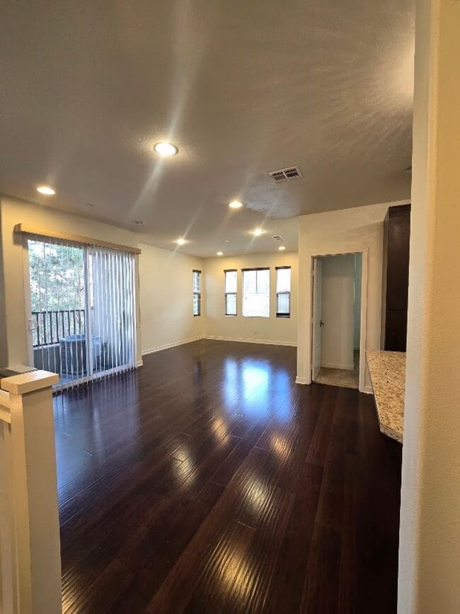 Foto del edificio - Bright Corner Unit Near Trails with Pool & 2-Car Garage