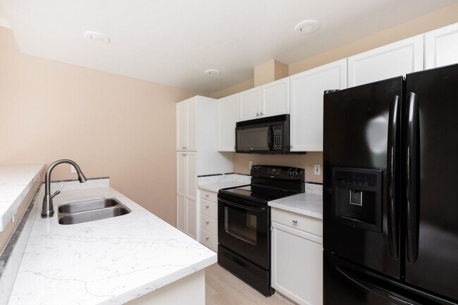 Foto del edificio - Beautifully Updated 2 Bedroom 2 Bath Sammamish Condo in Sundance at Klahanie!