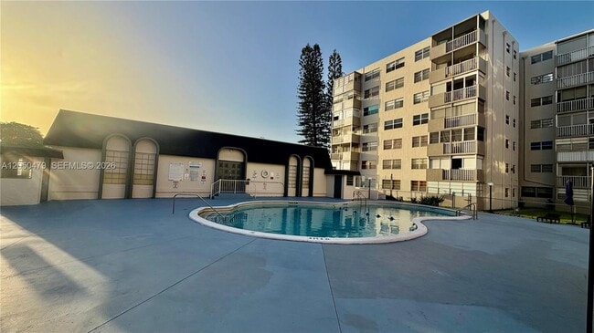 Building Photo - 16450 Miami Dr