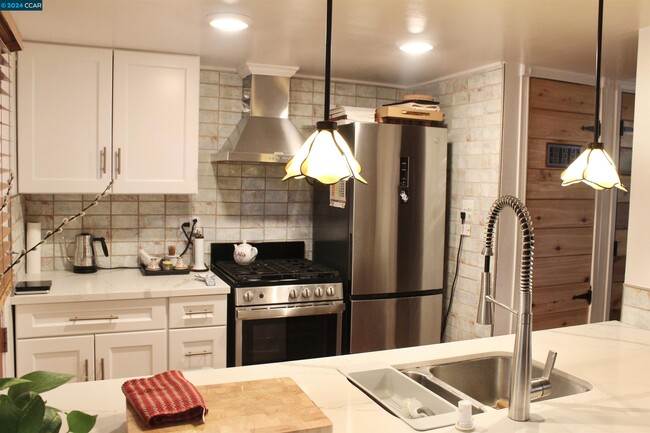Building Photo - 5481 Roundtree Dr