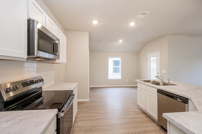 Foto del edificio - Brand New 3 Bed / 2 Bath Single-Level Home in Spring Hill with Modern Finishes and Private Outdoo...