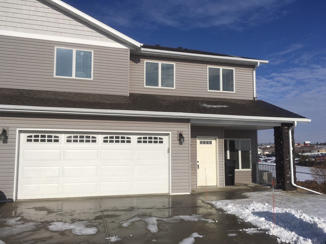 1521 Sharloh LP, Bismarck, ND 58501 Townhome Rentals in Bismarck ND