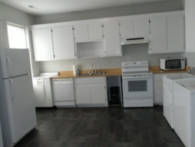 Kitchen - 2411 W Main St Apartments