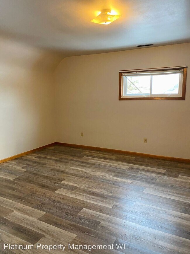 Building Photo - 1005 E 7th St